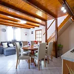 Apartman Maja *
